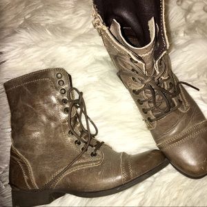 STEVE MADDEN TROOPA BOOT (STONE)